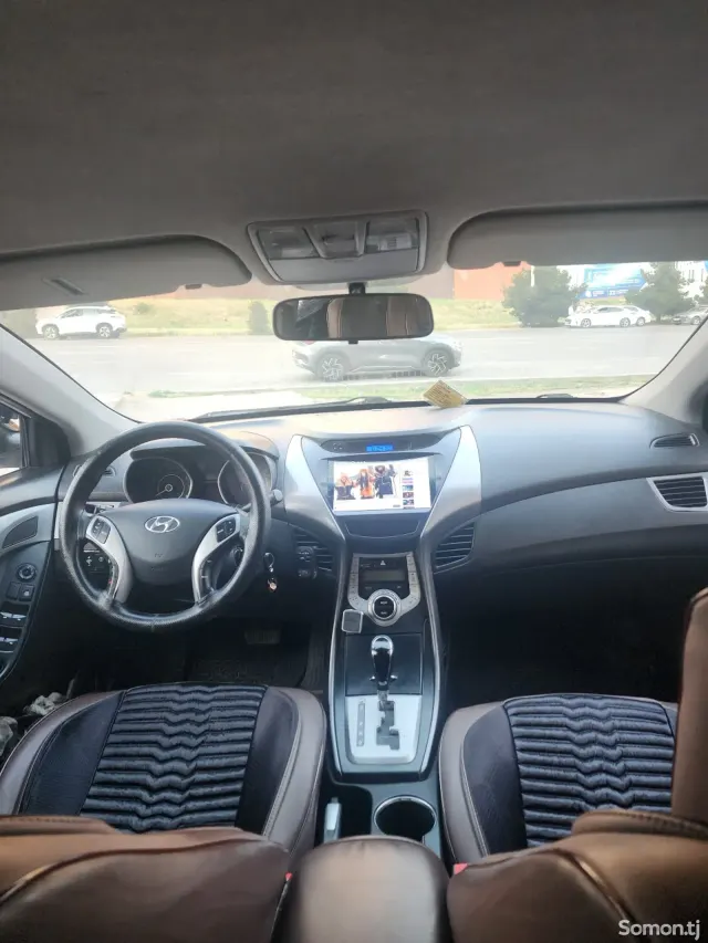 Hyundai Elantra 2012 · 1.6 AT
