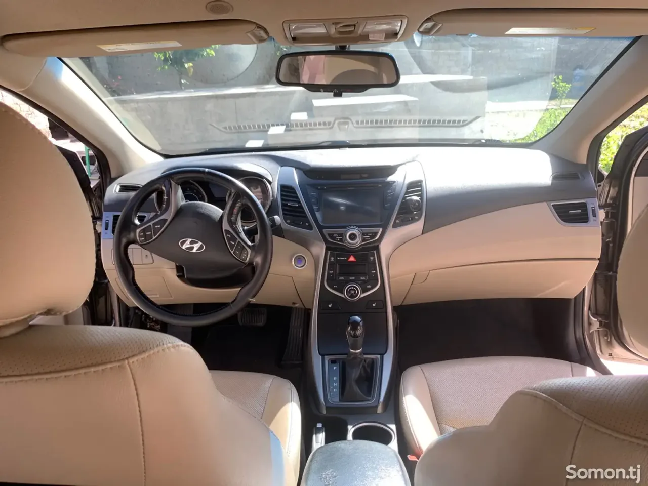 Hyundai Elantra 2015 · 1.8 AT