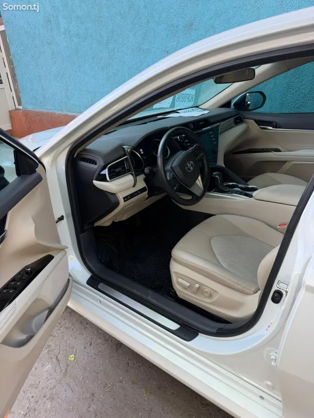 Toyota Camry 2018 · 2.5 AT