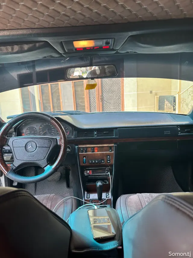 Mercedes-Benz E class 1994 · 2.0 AT