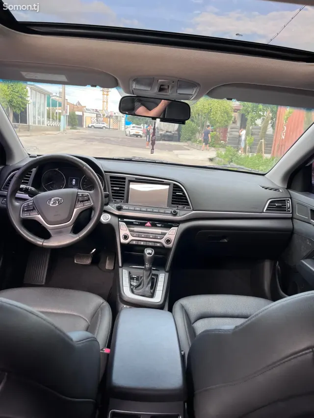 Hyundai Avante 2016 · 1.6 AT