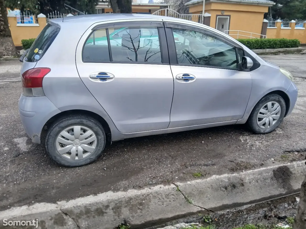 Toyota Vitz 2009 · 1.1 AT