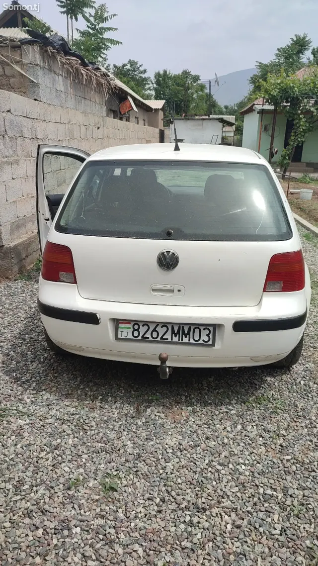 Volkswagen Golf 1997 · 1.6 MT