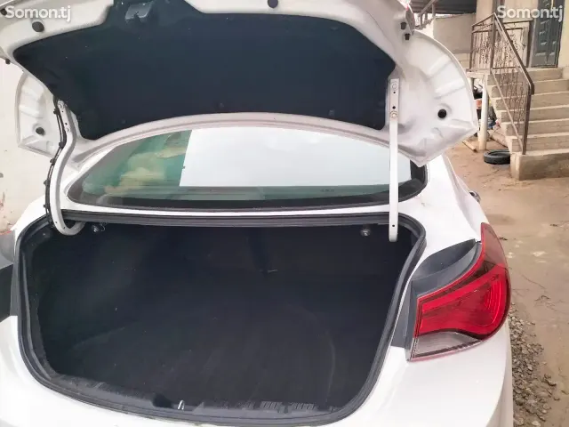 Hyundai Elantra 2016 · 1.8 AT