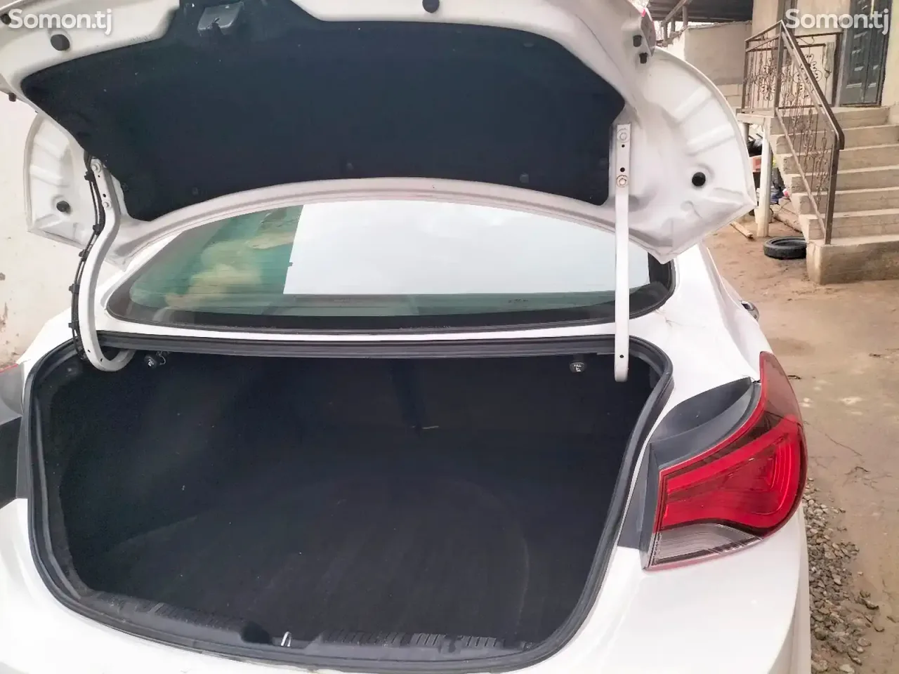 Hyundai Elantra 2016 · 1.8 AT