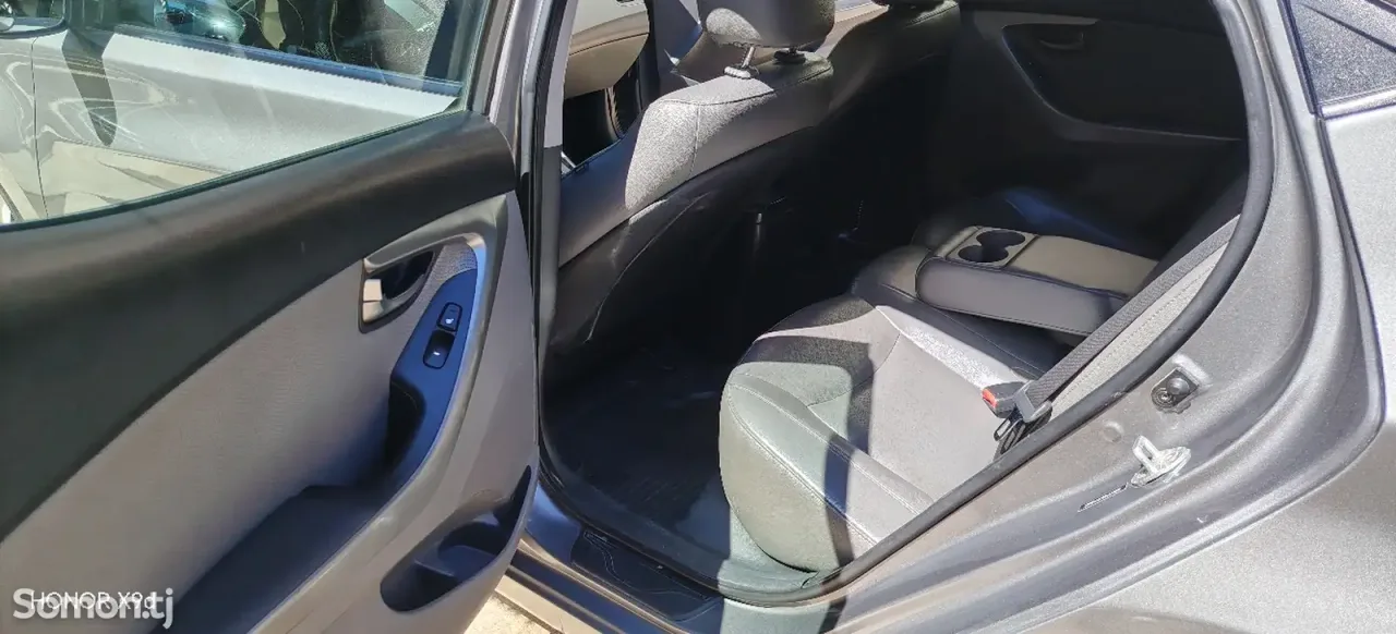 Hyundai Elantra 2013 · 1.8 AT