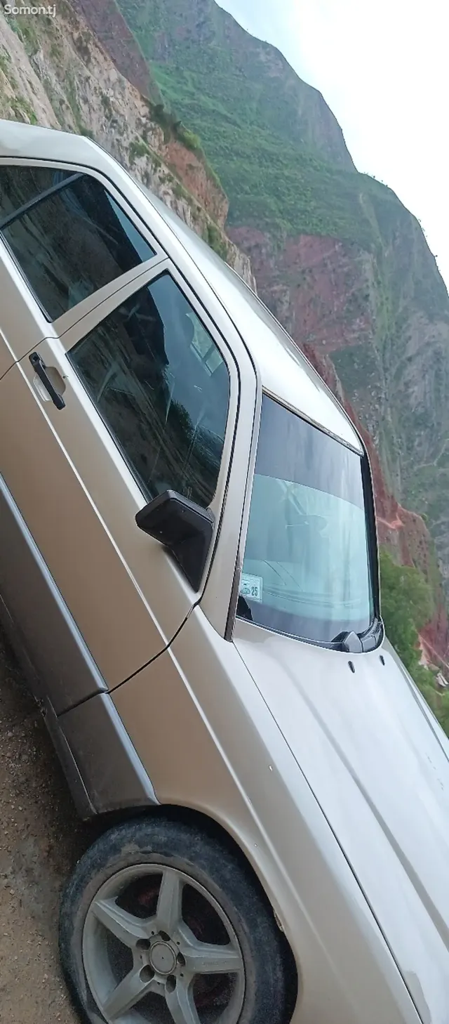 Mercedes-Benz W201 1993 · 2.0 MT