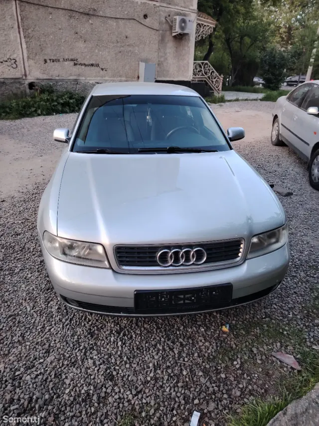 Audi A4 1999 · 1.6 MT