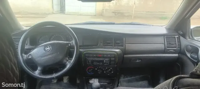 Opel Vectra B 2000 · 1.6 MT
