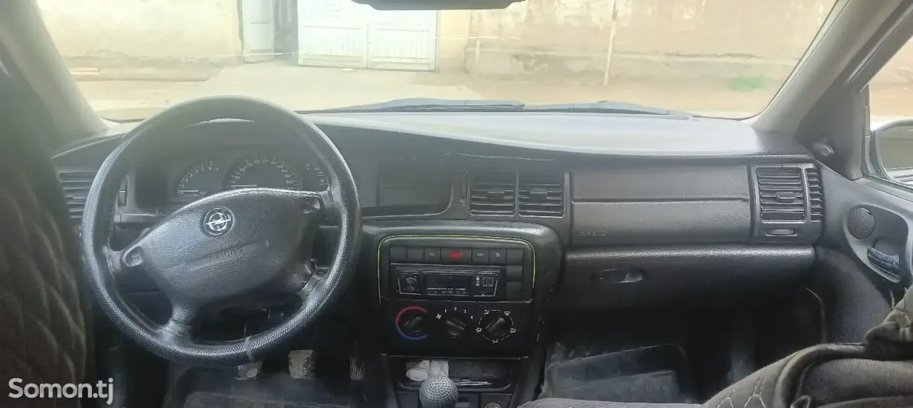 Opel Vectra B 2000 · 1.6 MT