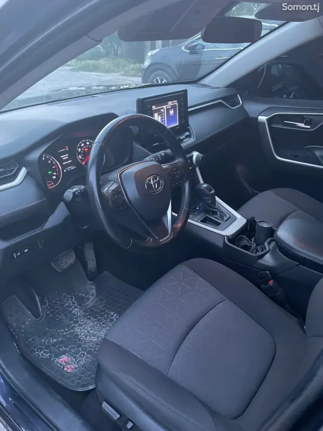 Toyota RAV 4 2022 · 2.5 AT