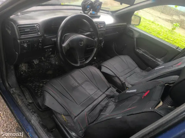 Opel Vectra A 1993 · 1.6 MT