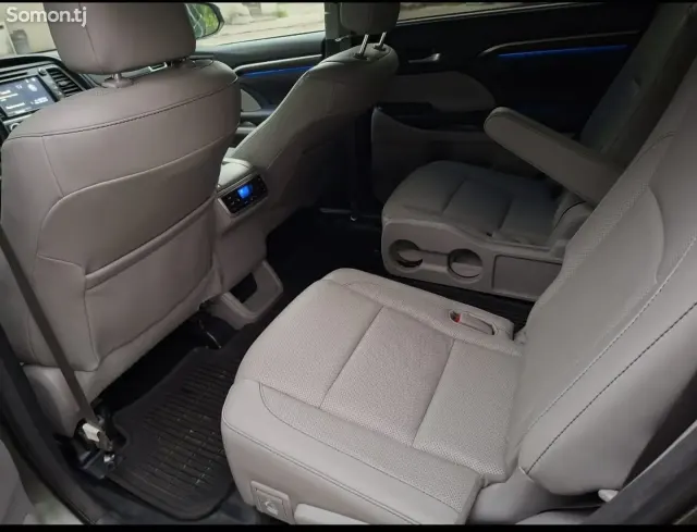 Toyota Highlander 2016 · 3.5 AT