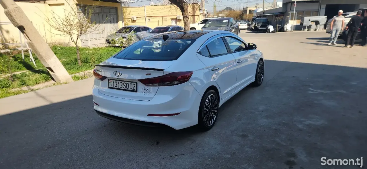 Hyundai Avante 2015 · 1.6 AT