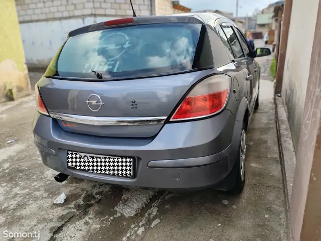 Opel Astra H 2006 · 1.7 MT
