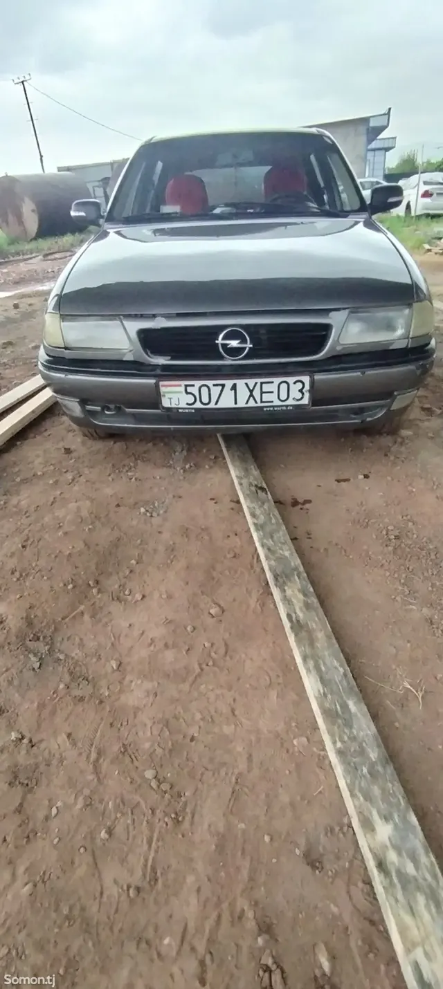Opel Astra F 1992 · 1.6 MT