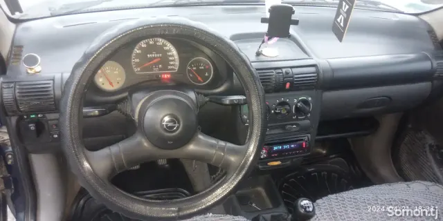 Opel Corsa 1999 · 1.6 MT