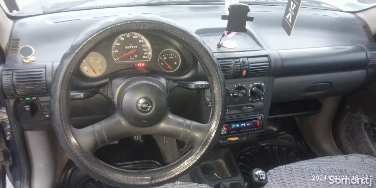 Opel Corsa 1999 · 1.6 MT