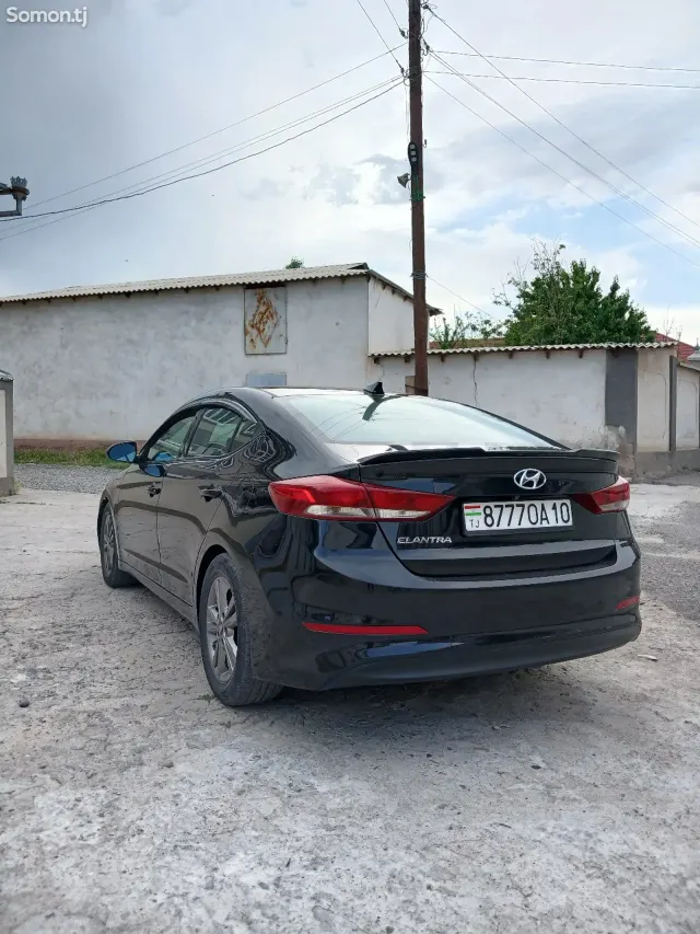 Hyundai Elantra 2017 · 1.8 AT