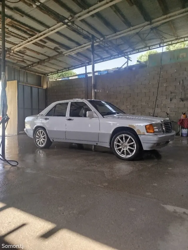Mercedes-Benz W201 1990 · 2.0 MT
