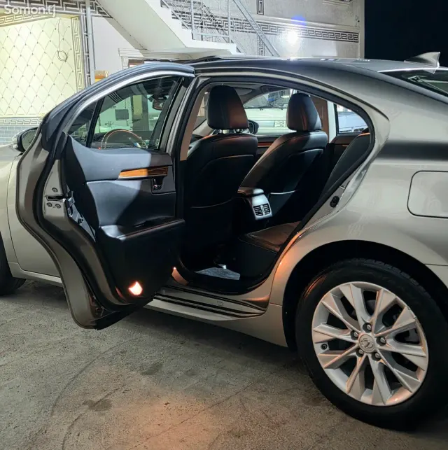 Lexus ES series 2015 · 2.5 AT