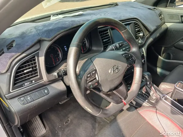Hyundai Avante 2016 · 1.6 AT