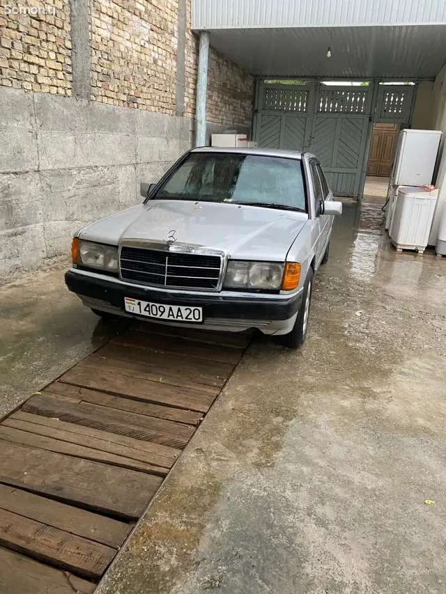 Mercedes-Benz W124 1989 · 2.0 MT