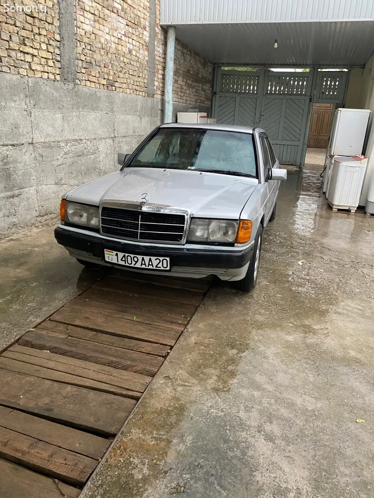 Mercedes-Benz W124 1989 · 2.0 MT