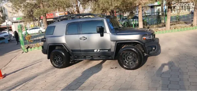 Toyota FJ Cruiser 2013 · 2.0 AT