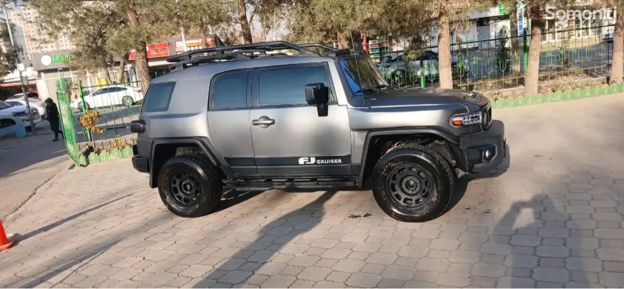 Toyota FJ Cruiser 2013 · 2.0 AT