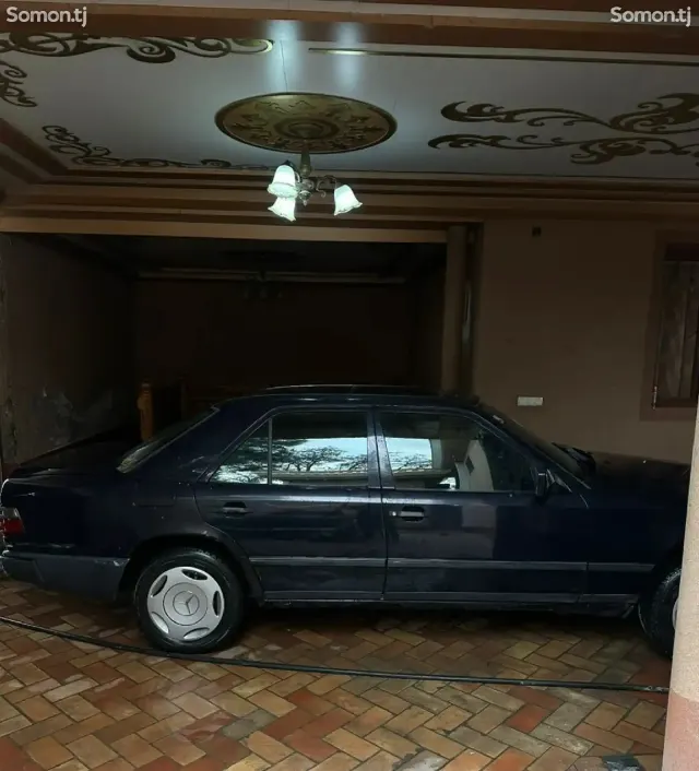 Mercedes-Benz W124 1989 · 2.5 MT