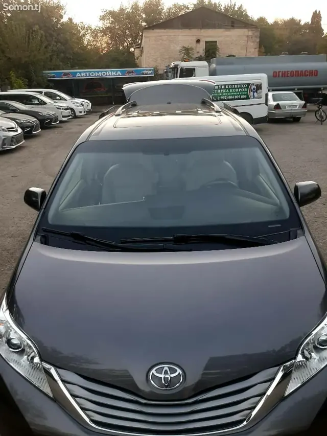 Toyota Sienna 2017 · 3.5 AT