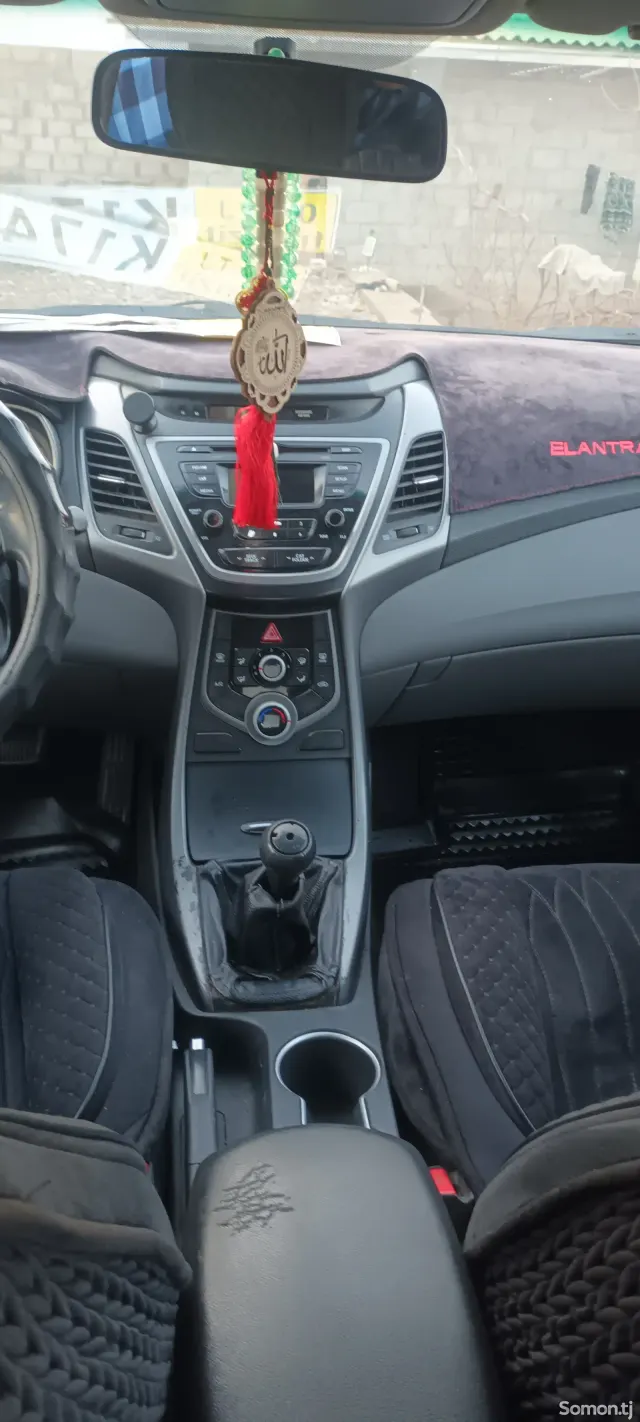 Hyundai Elantra 2016 · 1.6 MT