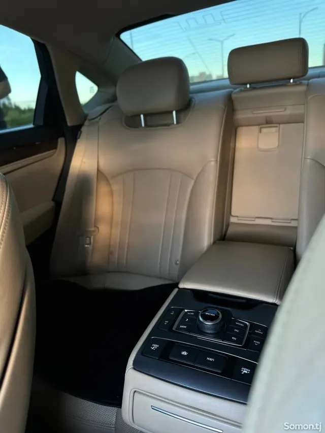 Hyundai Genesis 2016 · 3.0 AT