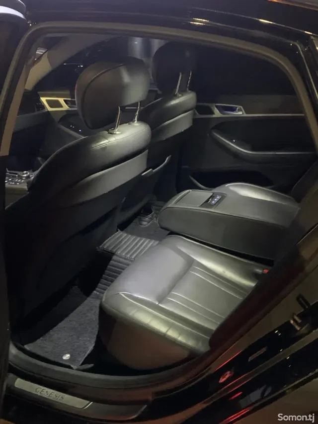 Hyundai Genesis 2015 · 3.8 AT