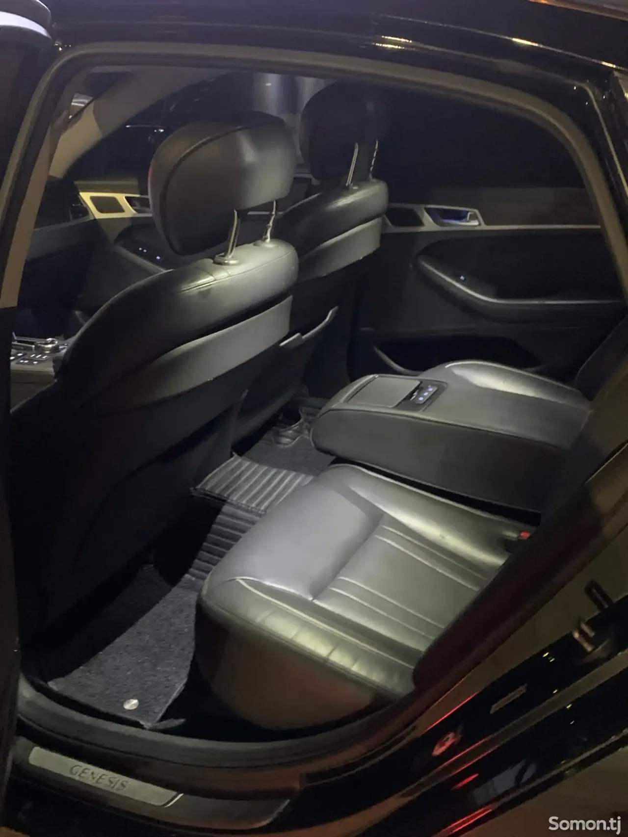 Hyundai Genesis 2015 · 3.8 AT