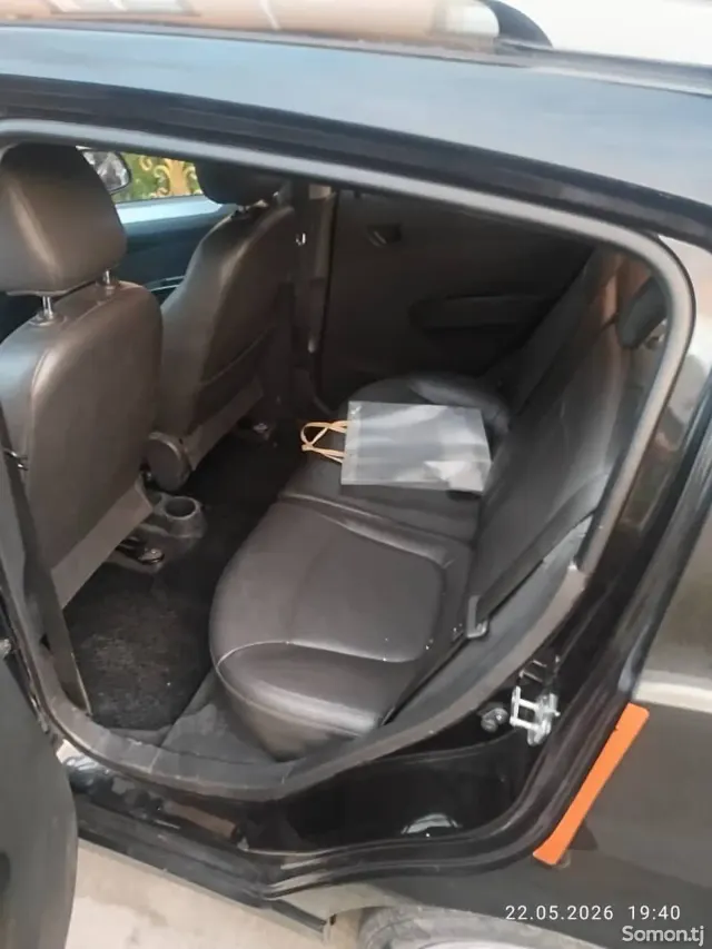 Chevrolet Spark 2014 · 1.0 AT