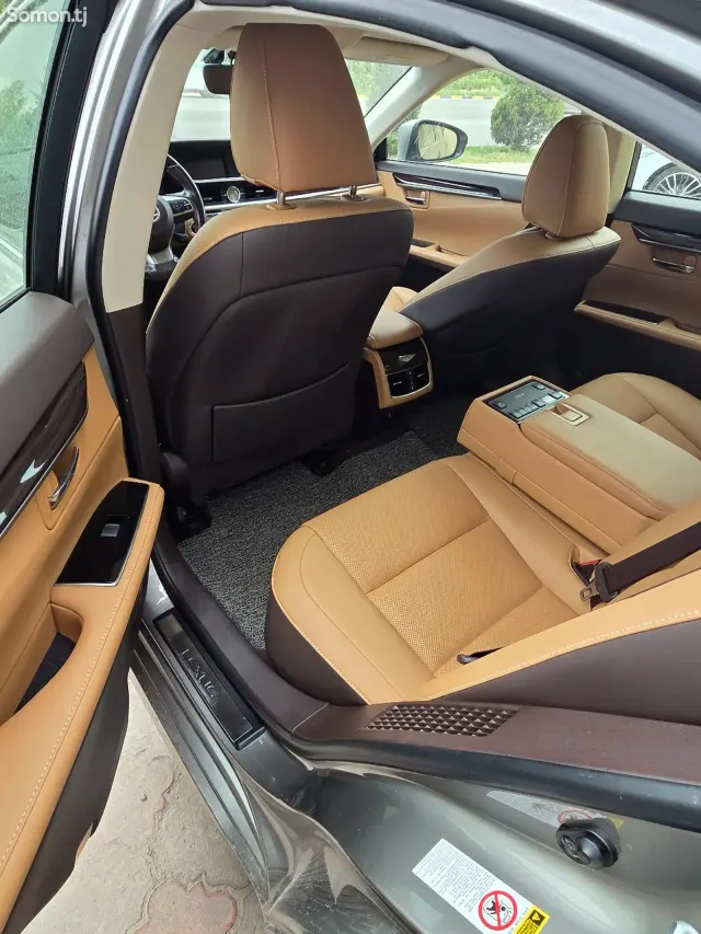 Lexus ES series 2016 · 2.5 AT