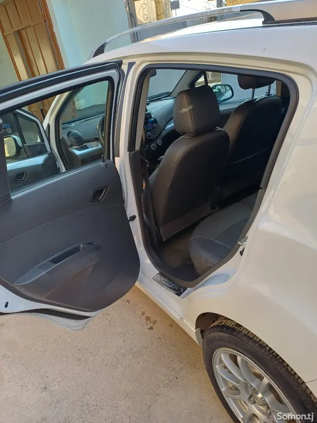 Chevrolet Spark 2014 · 1.0 AT