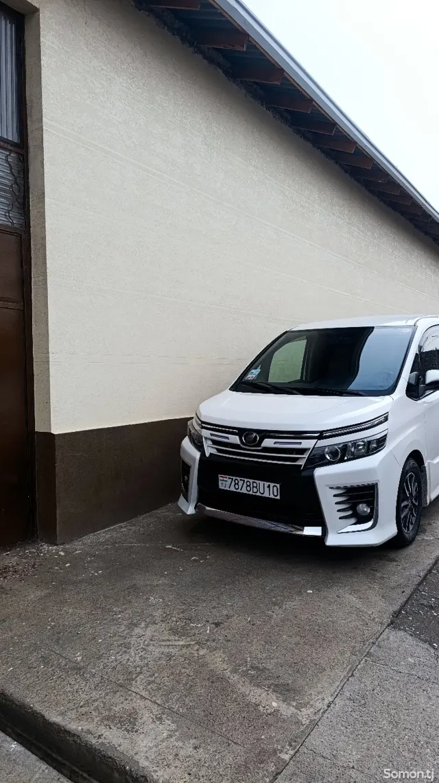 Toyota Voxy 2014 · 1.8 AT