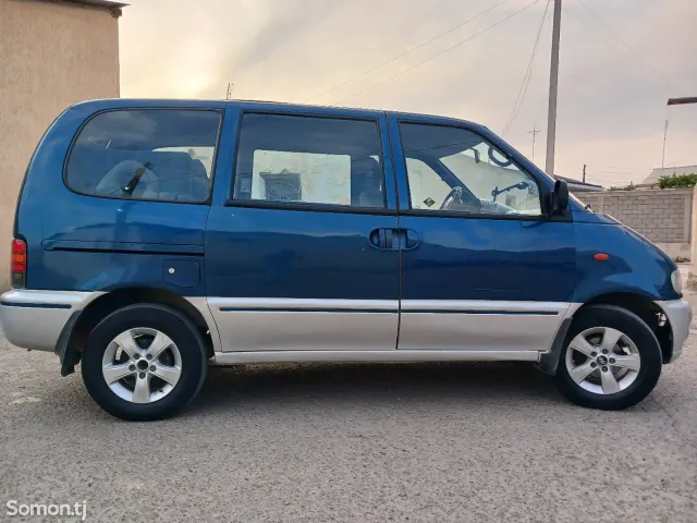 Nissan Serena 1999 · 1.6 MT