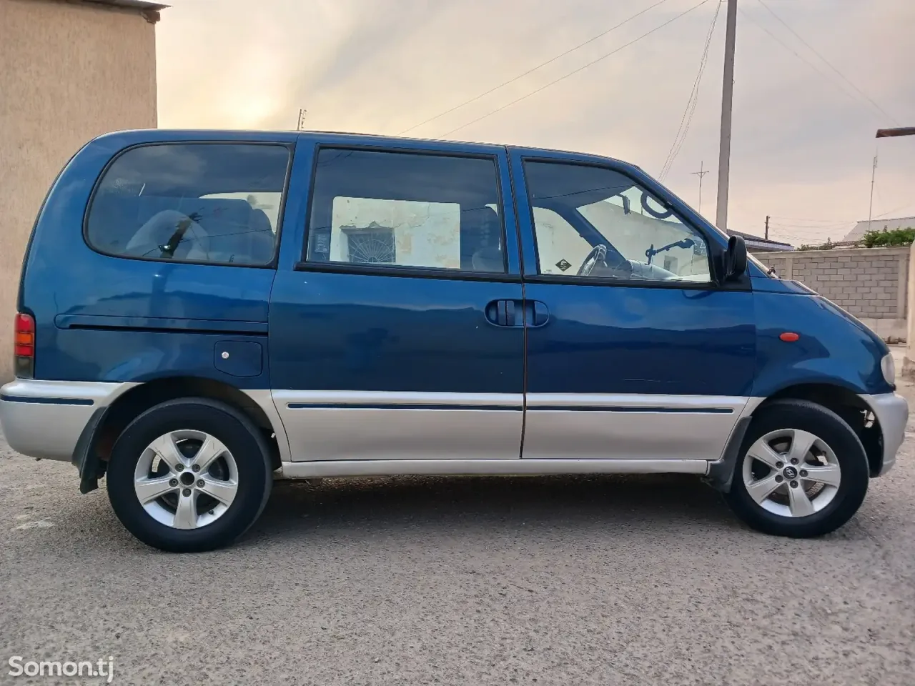 Nissan Serena 1999 · 1.6 MT