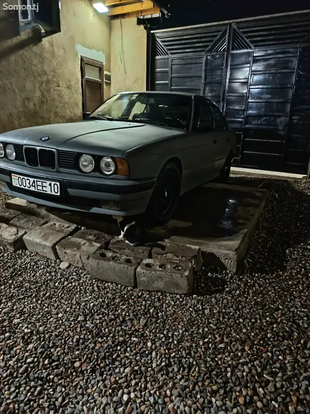 BMW 5 series 1990 · 2.5 MT