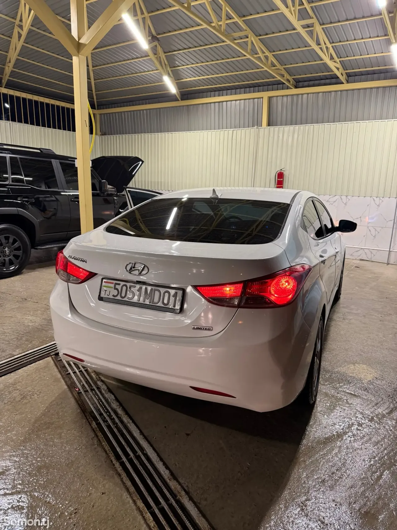 Hyundai Elantra 2012 · 1.8 AT