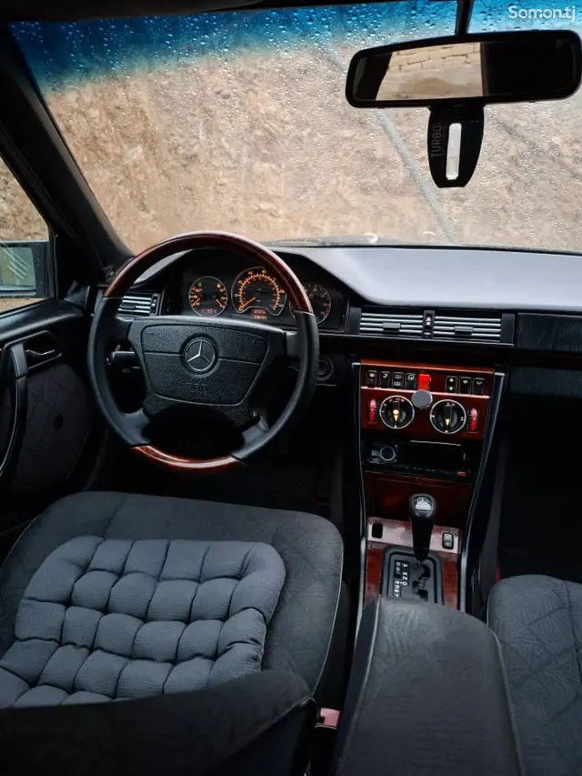 Mercedes-Benz W124 1994 · 2.0 AT