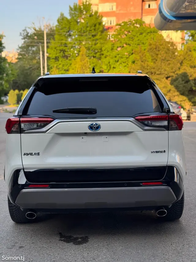 Toyota RAV 4 2021 · 2.5 AT
