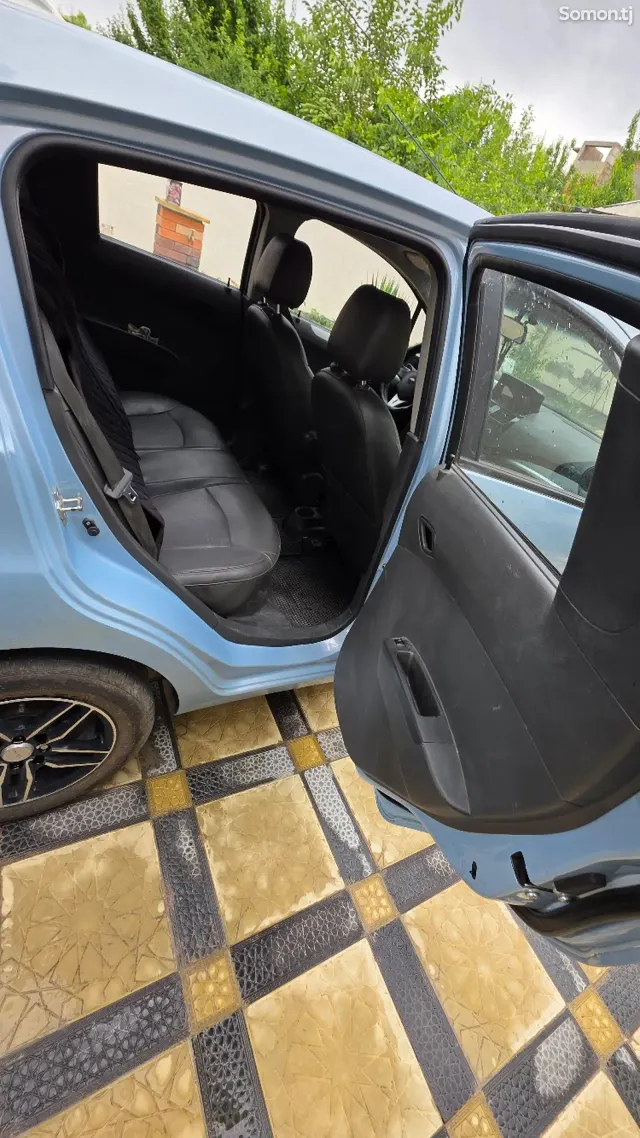 Chevrolet Spark 2015 · 1.1 AT