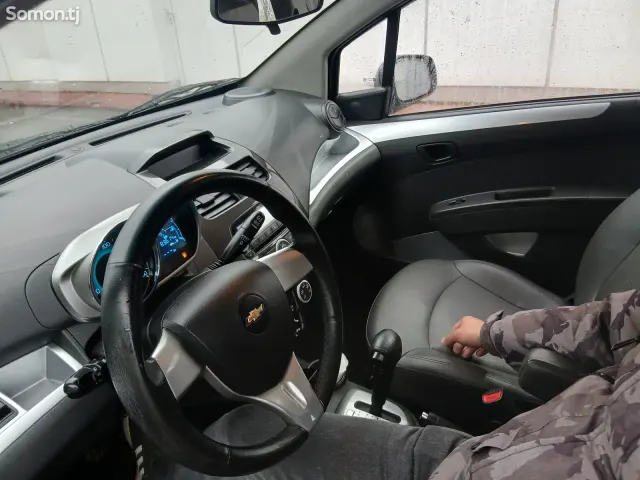 Chevrolet Spark 2014 · 1.0 AT