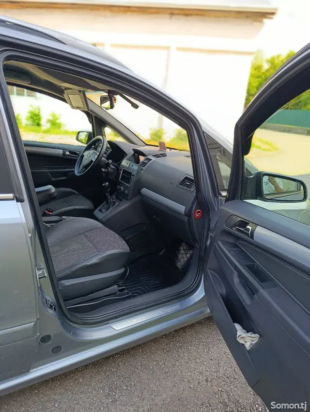 Opel Zafira 2006 · 1.9 MT