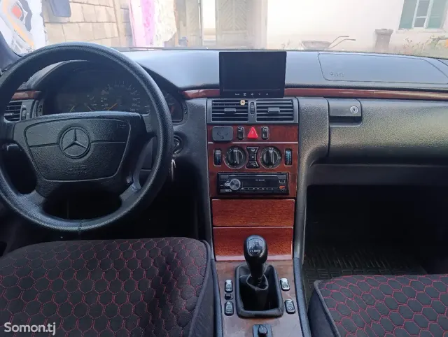 Mercedes-Benz E class 1995 · 2.0 MT